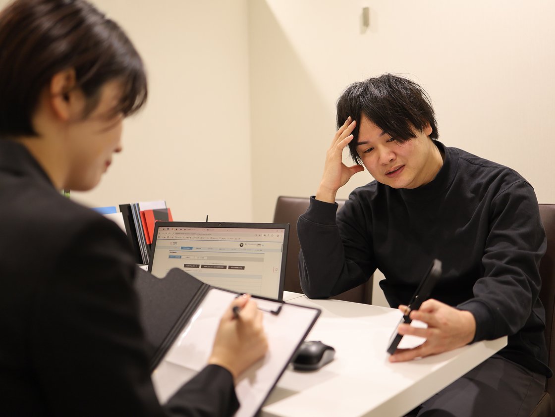 カウンセラーに相談中の上野さん