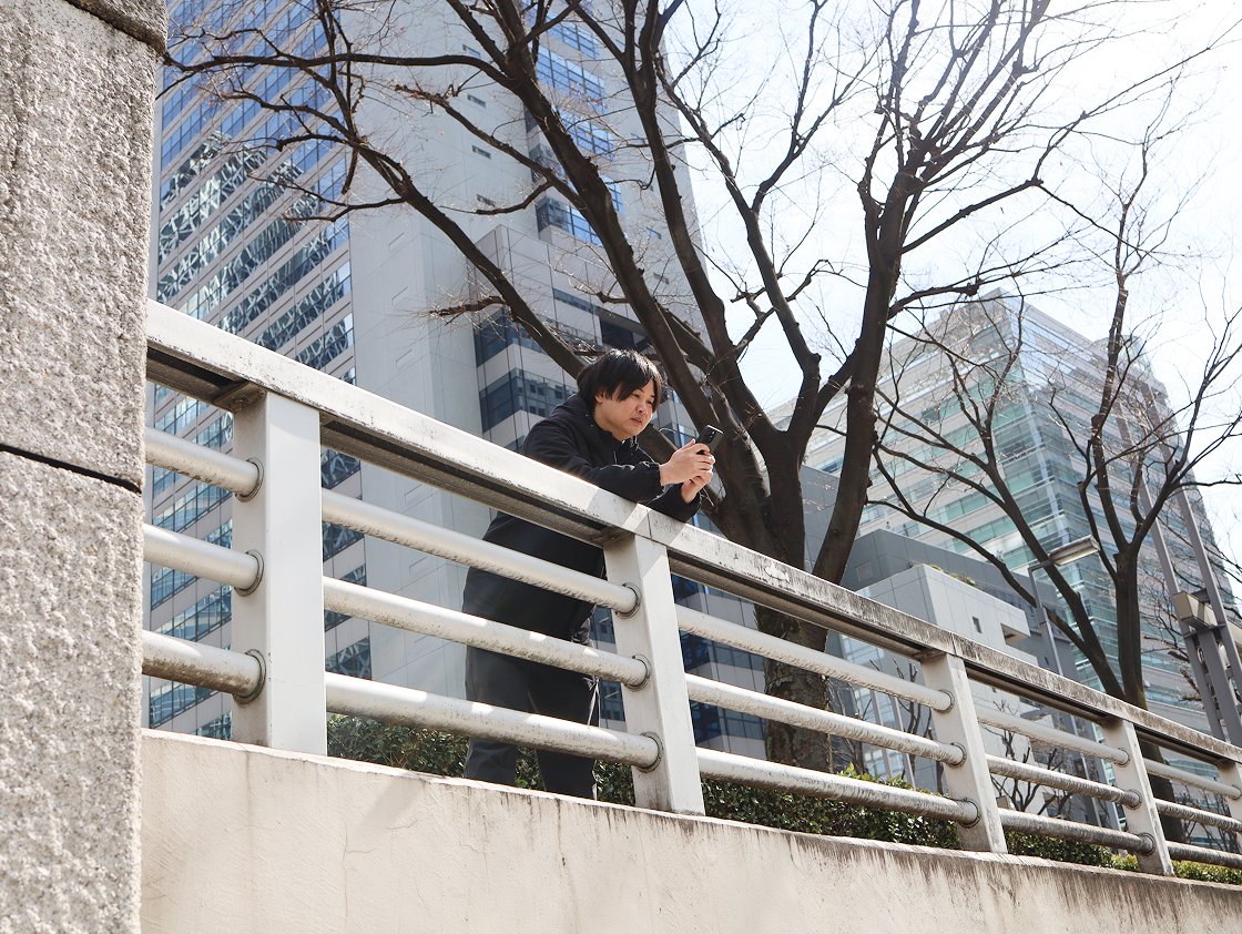 赤沼さんのアドバイスを聞いてプロフィールを作っている上野さん