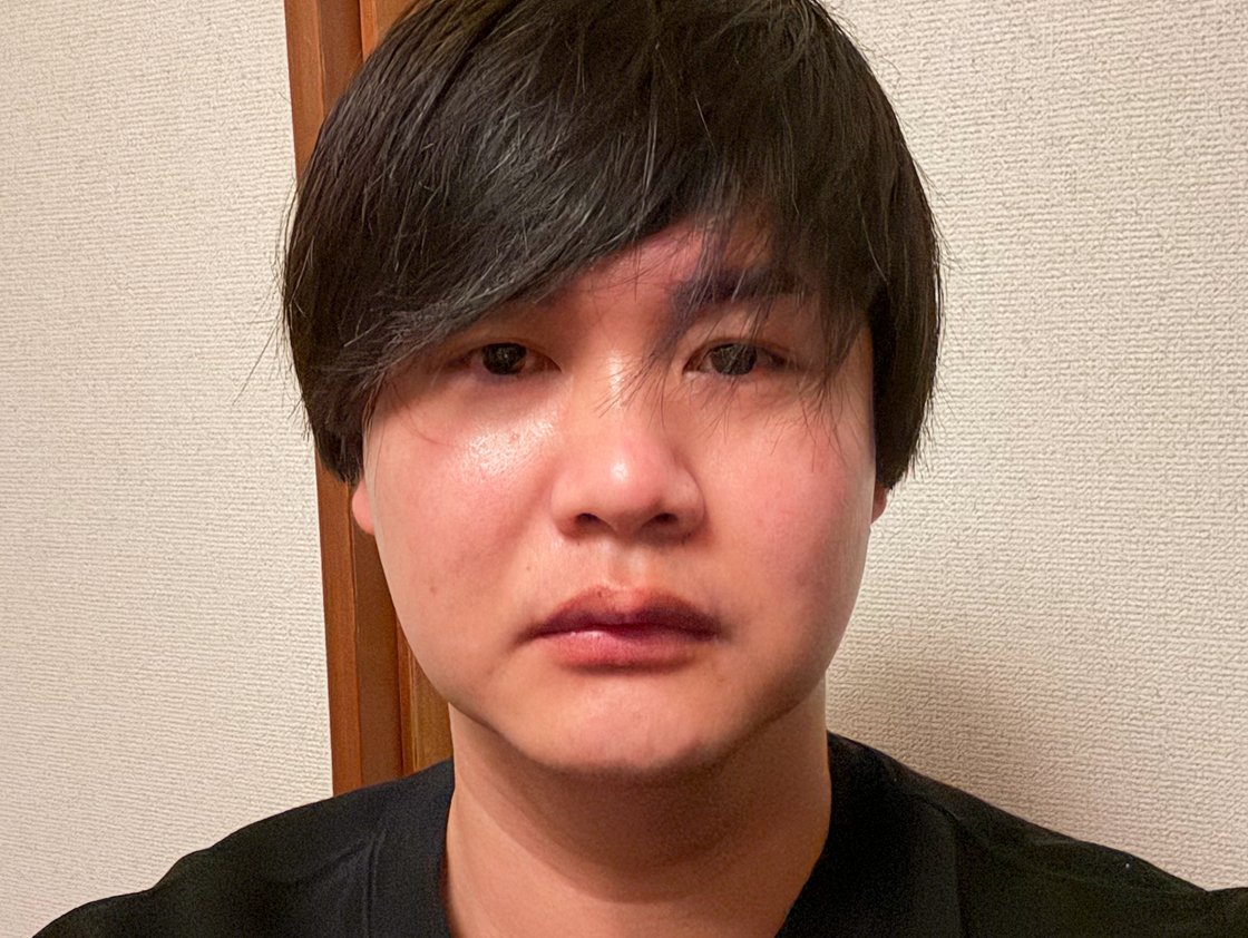 自宅で自撮りしている上野さん