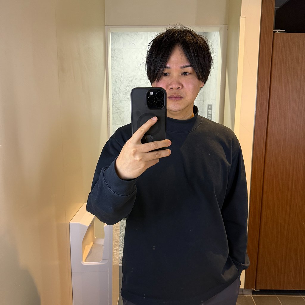 鏡の前で写真を撮っている上野さん