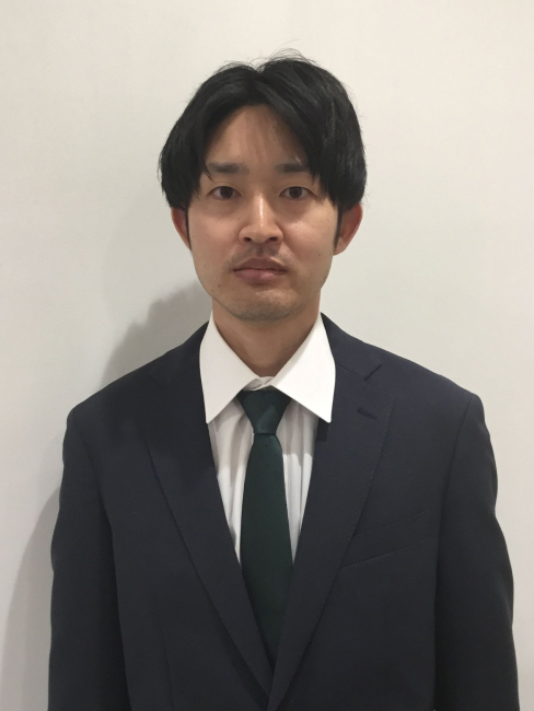 印象改善前の男性の写真（黒スーツ）