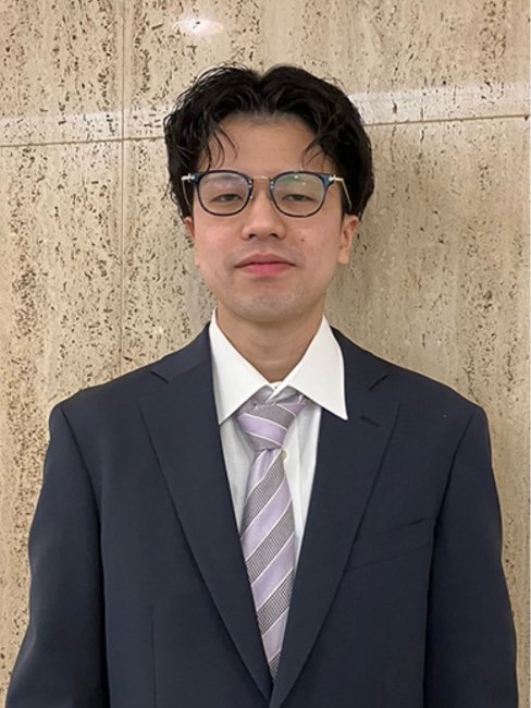 印象改善前の男性の写真（眼鏡・グレーのネクタイ）