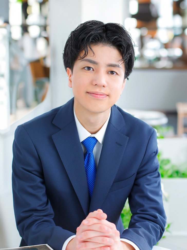印象改善後の男性の写真（明るい表情・青スーツ）