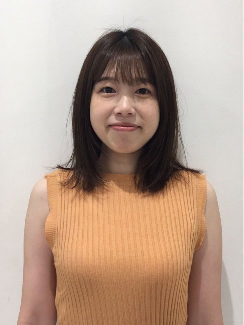 印象改善前の女性の写真（オレンジのノースリーブ）
