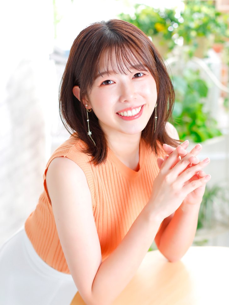 印象改善後の女性の写真（笑顔・明るい服装）