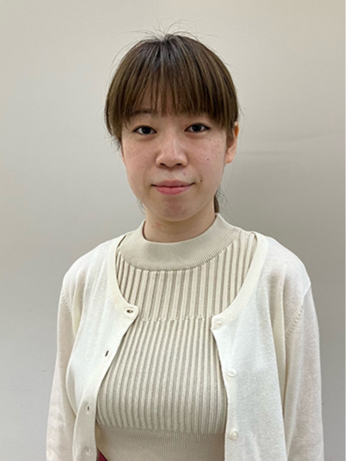 印象改善前の女性の写真（短髪・白とグレーの服）