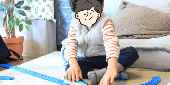 おもちゃで遊ぶゆうたくん