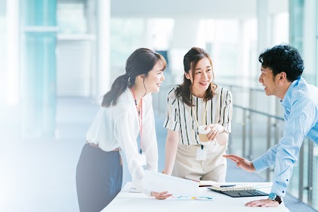 突然ですが、皆さまは以下のようなお悩みを抱えていたことはありませんか？

お相手とどんな話をしたらよいのか…
中々話が盛り上がらない…
人見知りで話すのが苦手…

本日はそんな会話を弾ませる簡単なテクニックをご紹介いたします！

①『聞く』が7割『話す』が3割を意識する

会話の基本はキャッチボールなので、
一方的に話すだけでは成立しません。
会話を弾ませるコツは、「聞き上手」になることです！
「聞く」と「話す」の割合を7：3にし、
お相手の話をじっくりと聞くようにしましょう！

②相槌をしっかり打つ

「へぇー」「なるほど」「すごい」「そうなんですね」
ただ頷くだけではなく、このような相槌を入れるだけでも、
お相手に興味を持っていることが伝わります。
そうすることで、お相手も話をしていて居心地がよいとか、
楽しいと感じてくれる可能性が高まります！

③上手く質問して話を広げる

次々とお相手に質問を投げかけると
尋問しているようになってしまいます。
ポイントは、お相手が話してくれた内容に対して、
掘り下げて質問をしていくことです！
しかし、プライベートに踏み込むような質問や、
お相手が楽しそうではない内容などはＮＧです！
あくまでもお相手が楽しそうに話しをしているか、
お相手に興味を持って観察しながら会話を進めてみてください。

以上、大切なポイントをまとめてみました。

意識するだけで、お相手との会話の弾み方が変わってきますよ！

IBJメンバーズ大阪店は、
お相手がどんな趣味を持っていて、
どのような方かなど、
会話のヒントになるような情報や、
会話を弾ませるポイントなど、
一人一人にあったアドバイスもしております！

誰かに頼るのも、結婚への近道かもしれません♪