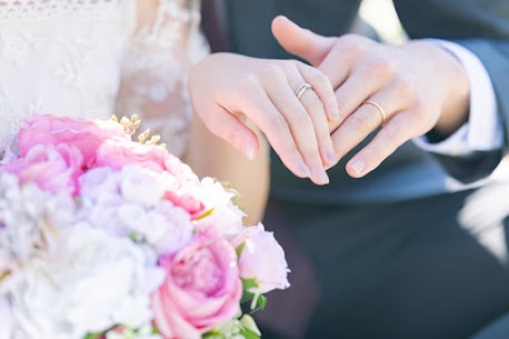 本日はよくお客様からご質問いただく結婚相談所のゴールについてお答えしたいと思います(*^-^*)

皆さんは結婚相談所のゴールと聞くとどこまでの活動をイメージされるでしょうか？

成婚退会＝結婚と思われているお客様も多いですが、

実は結婚相談所の中で結婚をゴールとしている会社は一社もないんですΣ（・□・；）

結婚相談所に入ると結婚までサポートしてもらえる、と思われていた方はかなり衝撃だと思います（笑）


実は大半の結婚相談所では真剣交際(=結婚前提のお付き合い)に至ったら成婚とみなすことが多いです。

ただ過去皆さんもご経験あるかもしれませんが、

お相手ありきだからこそお付き合い＝結婚ではない点が難しいポイントなのではないでしょうか・・・＞＜


その点IBJメンバーズでは、結婚相談所のゴール＝婚約とさせていただいております！！


しっかりとサービス内で将来の話し合いを進めていただくので、成婚退会後の再入会も他社様に比べると少ないのが事実です。


ご自身にとって、どんなサービスが合うかを考えて違いをご実感いただければ幸いです(^^


IBJメンバーズ有楽町店では【無料婚活相談】を行っております！

「可能性を最大化する環境」
「最高の味方」がいます。

わたしたちは、いっしょに悩んだり、考えたり、励ましたりしながら

自分のことのように本気になってあなたの婚活をサポートします。