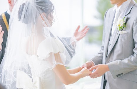 今回は結婚相談所を利用するメリットと相談所が向いている方について
お伝えしたいと思います(*^-^*)

①結婚への真剣度が高い人が集まっている！

気軽に始められる婚活サービスが増えてきたことはとてもいいことですが
その反面、目的も様々なため同じ真剣度の方と出会うこ都が難しくなっています。

その点、相談所では真剣度が高い人だけと
会っていくことができるので結婚相手を見つけたい方には
メリットのある方法だと言えます！


②情報に嘘がない！！

結婚相談所では、
入会時に独身証明書や年収証明書、学歴証明書などの提出が義務付けられています。
そのため、会員のプロフィール情報の信頼性が高まります。

一般的な交際では聞きづらい年収や学歴なども
最初から知った状態でお会いできるため、お相手の情報に対して不安がないのも
結婚相談所のメリットになります(smile)


③婚活のプロにアドバイスを受けられる！！！

結婚相談所では婚活のプロのサポートを受けて婚活ができます。
お店選びやメールの書き方などの基本的なことから、プロポーズの仕方まで、アドバイスをしてくれることもあります。

今までの婚活方法で一人で悩んでいたことも、
第三者に相談できるのは大きなメリットと言えるでしょう。

いかがでしたか(^^？？


IBJメンバーズ有楽町店では【無料婚活相談】を行っております！

「可能性を最大化する環境」
「最高の味方」がいます。

わたしたちは、いっしょに悩んだり、考えたり、励ましたりしながら

自分のことのように本気になってあなたの婚活をサポートします。