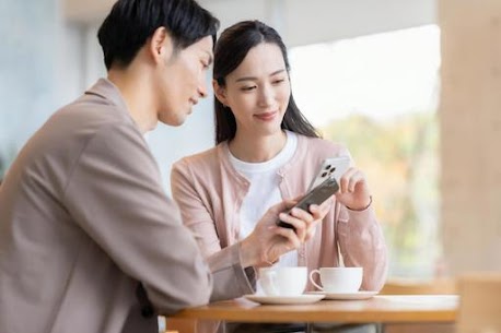 「また会いましょう」が他人行儀に聞こえる理由。デートの最後に差がつく一言とは？
 
こんにちは！ 横浜駅徒歩3分、結婚相談所IBJメンバーズ横浜店です。
 
婚活中の方にとって、「デートの別れ際」は非常に大切なシーン。
どれだけ会話が盛り上がっていても、最後の印象がぼんやりしてしまうと、次につながらないこともあります。

とくに多いのがこんなセリフ
「今日はありがとうございました！また会いましょうね。」
一見丁寧で良い言葉ですが、これだけだと他人行儀に聞こえることも・・・。
実は、恋愛や婚活の現場では、ここでの一言が【次につながるかどうかを分ける重要なポイント】なのです。

☆接客のプロから学ぶ「自然な次回の誘い方」☆
ある接客業界の話ですが、売れないスタッフほど「また来てね」とだけ伝えて終わってしまうそうです。
対して、常に売り上げをけん引しているスタッフはこう言うのだとか。
「来週の◯曜日、好きそうな新作が入荷するので、また近くに来る予定あったら顔見せてね！」
「さっきの話の続き、私も気になってるからまた聞かせてくださいね！」
このように、次にどう会うかまでを自然に組み込む人ほど、相手に印象が残りやすく、また会う理由を相手からも作ってもらえるのです。

☆ 婚活でも同じ。次のデートは“仕掛け”で決まる☆
デート終わりやLINEで次回の予定が決まりにくい…という方は、
「また機会があれば…」で終わらせず、こんな風に言い換えてみてください^^
•「そういえば、話してた■■、来週〇日あたりに行きませんか？」
•「〇〇の話、途中だったのでまた聞かせてもらえたらうれしいです」
このように、会話の続きや共有していた予定を自然に絡めることで、相手も「次に会う流れ」がイメージしやすくなります。

☆ まとめ：追われる人は“仕掛けて自然に会わせている☆ 
恋愛も婚活も、「また会えるかな」と願うだけでは、関係は進展しにくいもの。
自然に、かつ丁寧に「次のステップ」を作れる人は、信頼感と安心感を相手に与えます。
「また会う流れ」をつくるのは、駆け引きではなく、【思いやりと前向きな姿勢】の表れ。
そうした積み重ねが、長く続くご縁につながっていくのです^^
 
ご縁をつかみ取っていくためにはまずは無料カウンセリングから！ 結婚相談所IBJメンバーズ横浜店でお待ちしております(^^)/