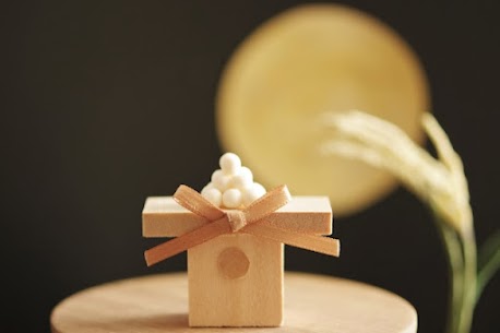 みなさんこんにちは💐
結婚相談所 IBJメンバーズ 名古屋店です！

秋分も過ぎ、夜風が心地よい季節になりました。
「中秋の名月」も近づいてきましたね。
澄んだ空に浮かぶ満月を眺めながら、静かに未来を思い描くにはぴったりの時期ですね🌙✨

🌟 婚活ワンポイント

婚活では「どんな人とどんな時間を過ごしたいか」を
具体的に言葉にすることが大切です。
理想の関係をしっかりイメージしてプロフィールに反映すると、
価値観が合うお相手との出会いにつながりやすくなります。

🌕 お月見豆知識

お月見にお団子を供えるのは、
丸いお団子が“縁を結ぶ”象徴とされているからだとか。
また、月に向かって願いごとをすると成就しやすいとも言われています。
満月を眺めながら、理想のパートナーとの未来を想像してみるのも素敵ですね💭

🍂 今年中の結婚を目指すなら今！

9月から婚活を始めれば、出会い→交際→ご成婚までを
早ければ年内にしっかり進められる時期。
クリスマスやお正月を大切な人と過ごしたい方には、
まさにベストシーズンです✨

IBJメンバーズ 名古屋店は、
国内最大級の会員ネットワークと専任カウンセラーによるサポートで
あなたの理想のご縁を後押しします💐

📅 無料カウンセリング受付中
名古屋駅徒歩3分、完全予約制でゆったりご相談いただけます。

秋の夜長、新しい出会いに向けて一歩踏み出してみませんか？