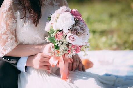 こんにちは！ 
横浜駅徒歩3分、結婚相談所IBJメンバーズ横浜店です。
 
💍まだ間に合う！年内成婚を目指すラストチャンス
10月に入り、空気が少しずつ秋めいてきました。
今年も残すところ3か月。街では早くもクリスマスの話題がちらほら聞こえる時期ですね。
結婚相談所では、毎年この頃になると「年内に出会いを実らせたい」「年越しはパートナーと迎えたい」という声が多くなります。
 
実は、今から動き出しても年内成婚は十分に可能です。
なぜなら、秋から冬にかけては“出会いが進展しやすい季節”だからです。
涼しく過ごしやすい気候はデートにぴったりで、紅葉やイルミネーションなど「一緒に行きたい場所」が自然と増えます。
共通の体験を通して心の距離が近づきやすく、交際から真剣交際、そして成婚へと進むカップルが多い時期です。
 
たとえば、昨年10月にご入会された30代女性のAさん。
初めてのお見合いで出会ったお相手とは、紅葉デートをきっかけに意気投合。
週末ごとにカフェ巡りを楽しみながら、12月には真剣交際に。
クリスマスの夜、お相手から「来年は一緒に年越しを迎えよう」とプロポーズを受け、年内にご成婚されました。
Aさんは「もっと早く相談していればよかった」と笑顔で話してくださったのが印象的でした。
 
年内成婚を叶えるポイントは、まず“今すぐ行動すること”です。
10月から活動を始めれば、初回のお見合いを10月中〜11月初旬に設定でき、2か月の交際期間を経て12月には成婚というスケジュールが十分見えてきます。
そのためにも、プロフィール写真や自己紹介文の見直し、希望条件の整理、そしてカウンセラーとの作戦会議が重要です。
 
IBJメンバーズ横浜店では、「無料婚活相談」を実施しています。
活動の進め方、理想のお相手探し、年末までの具体的なスケジュールなど、経験豊富なカウンセラーが一人ひとりに合わせてアドバイスいたします。
「婚活を始めたいけれど、何から手をつけていいかわからない」という方も大歓迎です。
お話をしてみるだけでも、これからの方向性が見えてくるはずです。
 
今年の冬、誰かと一緒に温かい時間を過ごしたいと願うなら──
その第一歩を踏み出すのは“今”がベストタイミングです。
小さな一歩が、思いがけない幸せを運んでくるかもしれません。
お気軽にご予約・お問い合わせください。
あなたの「今年こそ幸せになりたい」という想いを、私たちは全力で応援します。