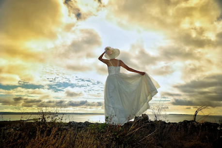 こんにちは！IBJメンバーズ新宿西口店です。
 
私たちは、婚活パーティーやマッチングアプリを利用されている方に向けて【婚活無料相談】を実施しています。
特に女性から多いご相談が「この年齢で婚活は難しいですか？」というもの。
もちろん、ご本人の希望条件やライフスタイルによって答えは変わりますが、今回は“年齢別に見た女性の婚活難易度”について、一般的な傾向をご紹介します。
📊 女性の初婚年齢の目安
最頻値：26歳
中央値：27～28歳
平均値：29歳
→ 多くの女性が30歳前後で結婚しているのが現状です。
💡 年齢別の婚活難易度
20～24歳　★☆☆☆☆（やさしい）
出会いの数が最も多い時期。ただし、真剣度の低い男性とも出会いやすいため注意が必要。本気で結婚を考えるなら、結婚相談所を利用する女性も増えています。
25～29歳　★★☆☆☆（普通）
婚活市場で最も人気が高い世代。条件をある程度絞りながら、積極的に活動できる年代です。当社でもこの世代の活動が非常に活発です。
30～34歳　★★★☆☆（普通～やや難）
婚活の中心となる時期の終盤。真剣に結婚を考える男性が多い反面、条件を厳しく設定すると難航することも。「譲れる条件・譲れない条件」を整理することが成功のカギです。
35～39歳　★★★★☆（やや難）
子どもを望む男性が減少するため、出会いの幅が狭まりやすい年代。DINKsや再婚相手との出会いを視野に入れるなど、柔軟な考え方とご自身の魅力を伝える工夫が求められます。
―――――――――――――――――――――――
上記はあくまで「一般的な目安」です。
実際には、住んでいる地域やご希望条件によって婚活の進め方は大きく変わります。
「今の自分の市場相場を知り、婚活を頑張りたい」
「相談所でも、この年齢で成功率を上げられるのか知りたい」
そんな方は、ぜひ一度IBJメンバーズの無料相談へお越しください。

経験豊富なアドバイザーが、あなたの強みを活かした婚活プランをご提案いたします＾＾