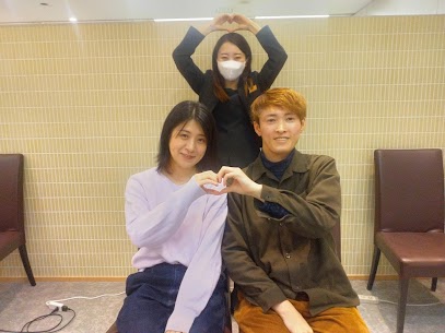 こんにちは🍀　
 
 神戸・三宮の結婚相談所IBJメンバーズ神戸店です！ 
 
いつもブログをご覧いただきありがとうございます😊
 
今回は、IBJメンバーズ神戸店で 
ご成婚されたSさん（男性）の 
エピソードをご紹介いたします♡
 
 
 《Sさんについて》
年齢：当時39歳
仕事：設計関連
ご入会時期：2024年12月 
成婚されたお相手との交際期間：2ヶ月 
 
 
《Sさんの魅力》
高身長のイケメン！そして、人当たりもよく情に厚いとことが魅力的な男性


《Sさんのお相手について》
 愛嬌抜群の美人さん！
ＩＢＪ大阪店の会員様で、
入会早々お見合いが沢山組めていたの方なのですが、Ｓさんとのお見合いが楽しく、
初対面で「結婚するかも」と思わていたそう、、！


お二人とも
婚活アドバイザーや婚活カウンセラー等関わったスタッフに対しても
感謝の気持ちを大切にしてくださり、
アドバイスも素直に誠実に
受け止めてくださる方々でした。

そんな素敵なお二人であれば、
素敵な家庭を築いていかれること間違いなしですね💡

ご成婚のご挨拶に来てくださり
仲睦まじい姿を見ることができて
とても嬉しく思います😊

 
どうぞ 末永くお幸せに♡

 
 『一日でも早くハッピーな良縁を見つけたい』 
『日々忙しい中でもお相手探しを進めたい！』 
という方は、 是非一度
IBJメンバーズ神戸店へお越しください！！ 
 
※ IBJメンバーズ神戸店は三宮近郊の方だけではなく、 明石・加古川・姫路方面からお越しくださる方も多いです😌 
 
（四国・中国地方の方もお気軽にご連絡くださいませ） 
ご来店・オンラインにて無料婚活相談会絶賛受付中です！

 相談所を比較検討されている方は ぜひ弊社ホームページもご覧くださいませ ↓↓