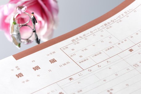 こんにちは！
【結婚相談所IBJメンバーズ新宿西口店】です。
 
婚活を始めるとき、多くの方が最初につまずくのは“自分の軸が定まっていない”こと。
「どんな相手が理想なのか」「どんな結婚生活を送りたいのか」がはっきりしないまま活動を始めてしまうと、
出会いの数は増えても、なかなか先に進めない…というケースが少なくありません。
 
実は、婚活を成功させるいちばんの近道は、
“出会う前に自分を知ること”。
 
自分の価値観を整理し、理想の未来像を明確にすることで、
「本当に自分に合う相手」を見極める力が自然と身につきます。
 
IBJメンバーズの無料カウンセリングでは、
婚活アドバイザーがあなたのお話を丁寧に伺いながら、
理想のお相手像や結婚観を一緒に整理していきます。
 
・どんな人が自分に合うのか
・今の自分が婚活で何を重視すべきか
・どんな進め方が向いているのか
 
こうした疑問や不安を、1対1でじっくりとお話しいただけます。
「まだ具体的に活動するか分からないけれど、まず話を聞いてみたい」
という方も、安心してご相談ください。
 
実際にカウンセリングを受けられた方からは、
「自分の考えが整理できて気持ちが軽くなった」
「行動するきっかけをもらえた」
というお声を多くいただいています。
 
婚活は、“一人で頑張る”ものではありません。
あなたの想いに寄り添い、未来を一緒に描くパートナーとして、
IBJメンバーズ新宿西口店がサポートいたします。
 
まずは、無料カウンセリングでお話してみませんか？
あなたの「理想の結婚」への第一歩を、私たちと一緒に見つけていきましょう。

----------------------------- 
新宿駅西口徒歩2分 
結婚相談所IBJメンバーズ新宿西口店 
  
来店予約はこちらから↓↓　　　　　　　　　 
-----------------------------