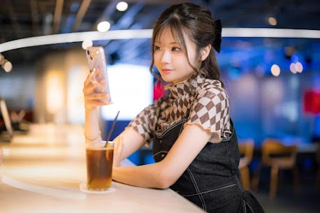 こんにちは！
横浜駅徒歩3分、結婚相談所IBJメンバーズ横浜店です。
 
今日は婚活で大事な自己PRの紐解き方をちょっぴり伝授いたします！
 
婚活プロフィールでよく見るけど、実は意味が幅広いんです。
 
 
プロフィールを見ていると、
「趣味：カフェ巡り」という言葉、お見掛けしませんか？
「カフェ巡り」って何？と頭をよぎった方も少なくないはず！
 
私も先日、ある会員さまから
「カフェ巡りって、みんなどういう意味で書いてるんですか？」
と素朴な疑問をいただきました。
 
確かに、言われてみればとっても幅広い…！
今日はそんな「カフェ巡り」のリアルを、婚活目線でわかりやすくお届けします。
 
① 実は“幅広い趣味”の代表格
 
☕一口に「カフェ巡り」と言っても、人によって意味はさまざま。
 
☕おしゃれなカフェをインスタで探して行く
 
☕コーヒーが好きで、味や焙煎にこだわっている
 
☕休日は友達とゆっくりお茶するのが好き
 
☕スイーツ目当てで有名店を開拓している
 
☕一人時間のリフレッシュでよく利用する
 
つまり、「カフェ巡り＝おしゃれな場所に通う人」ではなく、ただ “居心地のいい空間が好き” という意味のことも多いのです。
 
 
② 婚活プロフィールで人気の理由
 
カフェ巡りがプロフィールでよく書かれるのには理由があります。
 
☕誘いやすいデートにつながる
 
初デートでも「この前気になってたカフェがあって…」と自然に提案しやすい。
緊張する2人でも、落ち着いた空間なら話しやすくなります。
 
☕相手に柔らかい印象を与える
 
「家でゴロゴロ」「ゲーム」よりも、
活動的で、会話もしやすそうな印象に見えるため、無難で書きやすいんです。
 
☕実は“本気度”と関係している場合も
 
婚活では「アウトドアすぎても会うのが大変」「インドアすぎても共通点が見つかりにくい」。
その点、「カフェ巡り」はちょうどいい人柄アピールとして選ばれる傾向があります。
 
③ 実際はどんな人が書いてる？
 
当相談所の会員さんを見ていても、
「毎週3件回ってます！」という本格派よりも
 
・休日にふらっと行く程度
・写真は撮らないけど、雰囲気が好き
・甘いものが好きでつい立ち寄る
 
という方が多数派。
 
つまり、『気軽に楽しめる小さな習慣』として書いている人が多いんです。
 
＊＊＊＊＊＊＊＊＊＊＊＊＊＊＊＊
・静かな喫茶店で本を読むのが好きです
・季節のフルーツを使ったスイーツがあるお店を開拓中です
・旅行先のカフェに行くのが楽しみです。
＊＊＊＊＊＊＊＊＊＊＊＊＊＊＊＊
 
これだけで、相手がデートをイメージしやすくなります☺️
読み手の気持ちになって少しイメージしやすい表現も実は大切なコツなんです＾＾
 
IBJではこういった出会いのきっかけ作りからお手伝いをしております！
まずは無料カウンセリングから、横浜店でお待ちしております。