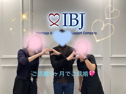 こんにちは。結婚相談所 IBJメンバーズ大阪店です。

いよいよ年末に近づき、大阪店ではこの12月最後の土日にプロポーズを控えたカップル達が沢山おられます。

担当カウンセラーも今か、今かと楽しみにしながら、交際中のお2人のお気持ちを伺いながら、不安点はないかの確認をしっかりしております。

12月は一番ご成婚が爆発的に誕生する時期ですし、来年1月からお見合いをされたい方のご入会の方のご来店も多く、IBJメンバーズ大阪店は活気に満ちています💖

ご成婚退会のご挨拶の会員さまも毎週ご来店いただいてますので、ご紹介いたします。

今回は、8月にパーティー参加をきっかけにスカウトでご入会された、31歳男性会員さまをご紹介いたします。

◆ 男性会員 S様（31歳）

S様は今年8月のパーティーにご参加され、入会担当のYがお声がけさせていただき、活動3ヶ月の超ハイスピードご成婚となりました❣️

ご活動開始され、イケメンさんな上にお仕事もご立派でしたので、数百人の女性から申し受けがあり、担当カウンセラーKが申し受けを通すのに、腱鞘炎になりかけたとのことです。笑

お見合い開始時は、沢山の方と出会いましたが、その中で早くも数名に絞られ、気になるお相手女性お一人が浮上し、担当にもお気持ちを教えていただきました😊

お相手女性もS様のご誠実さに惹かれ、しっかりデートを重ねられ、これからの生活のお話や、お互いの考え方をすり合わせされ、人生のパートナーとしてご決断されました。

彼女のお好きなブランドの婚約指輪もご用意され、あっという間にご成婚となりました✨

人生のパートナー選びは、期間をある程度かけることが良いのではなく、同じ感覚や考え方、お互いに尊敬できる部分があれば、決断できる方がほとんどです！

結婚相談所の良さは、『良いお相手と出会えば結婚したい』と言う方達が集まる真剣度高い環境ですから、ご自身史上最高のお相手と出会えば、そのまま結婚に突き進めます☺️

そう思える方と出会うタイミングは会員様それぞれですが、S様はご活動開始後直ぐに訪れたので、たった3ヶ月でご成婚を迎えられました。

仕事もご家庭もお2人で両立しながら、幸せなご家庭を築いていかれることを心より願っております。💐

🌸 ご来店・オンライン相談ともに受付中です 🌸

婚活のご相談なら、業界最大級の会員数と手厚いサポートを誇る
IBJメンバーズ大阪店へぜひお越しください💍
まずはお気軽に【無料相談】をご利用ください😊