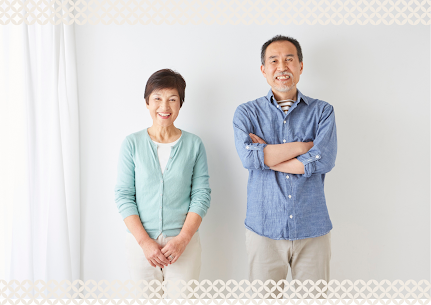 皆様、こんにちは！

IBJメンバーズ大阪店です。
年末年始は当社でも真剣交際～成婚退会まで進まれる方が大変多い時期となっております。

このフェーズでは今後の生活について具体的なプランニングや、結婚後の価値観をすり合わせする、重要なフェーズとなります。

その中で皆様【ご家族の顔合わせ】は一つの大きなイベントとして、ご相談いただくことも多くあります。

結婚に向けたご家族の顔合わせは、形式よりも「これから親族として良い関係を築くための第一歩」という意識が大切です。

今回は基本的な心得を、流れに沿って分かりやすくご紹介させていただきます＾＾

ーーーーーーーーーーーー
① 事前準備の心得

段取りの良さ＝好印象につながります。

★日程・場所
・両家の中間地点、またはアクセスしやすい場所
・個室のある和食・会席・ホテルレストランが無難

★費用負担
・事前に新郎新婦で相談し、当日揉めないように
・「両家折半」か「新郎新婦が負担」が一般的

★服装
・両家で“格”を揃える（フォーマル or セミフォーマル）
・事前に「スーツで」「きれいめで」など軽く共有

② 会話の心得

★話題としておすすめ
・新郎新婦の出会い・交際のきっかけ
・子どもの頃の話（親が話しやすい）
・仕事や趣味（深掘りしすぎない）

★避けたい話題
・政治・宗教・お金の細かい話
・結婚後の同居・介護・貯金額など踏み込んだ話
・元恋人・過去のトラブル

③食事中のマナー

・乾杯前に飲まない
・お酒は控えめに
・スマホは基本的に出さない
・写真撮影は一言断ってから

④お開き・お礼

・最後に改めて感謝を伝える
・帰宅後または翌日にお礼の連絡を入れると好印象

例：「本日はありがとうございました。緊張しておりましたが、和やかな時間を過ごせて安心しました。今後ともどうぞよろしくお願いいたします」

ーーーーーーーーーーーー

以上でございます＾＾
様々なマナーはありますが、完璧を目指さなくて大丈夫です。
多少言葉に詰まっても、誠実さと笑顔が伝われば十分です。
これから家族になる第一歩として、誠実さと笑顔を忘れずに進めてくださいね＾＾

🌸 ご来店・オンライン相談ともに受付中です 🌸

婚活のご相談なら、業界最大級の会員数と手厚いサポートを誇る
IBJメンバーズ大阪店へぜひお越しください💍
まずはお気軽に【無料相談】をご利用ください😊