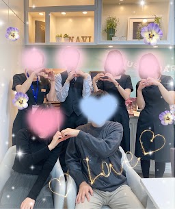 こんにちは。
結婚相談所 IBJメンバーズ大阪店です。

1月もあっという間に終わり、2月に突入しました。

1月は過去最高数のお問い合わせをいただき、IBJメンバーズ大阪店では入会案内スタッフが毎日忙しく対応しております（汗）。

お客様との面談時に「IBJメンバーズをどこで知っていただいたのか」をお伺いすると、
「AIに質問したらIBJメンバーズが出てきました！」
「YouTubeの婚活リアリティ番組『マリッジプロジェクト』で畑さんを見て来ました！」
などのお声を多くいただきます。

婚活でしっかりと実績を出しているIBJメンバーズ大阪店だからこそ、多くの方がご成婚からご入籍まで進まれております。

今回も、入会担当Yがパーティーご参加をきっかけにスカウトさせていただいた男性会員さまをご紹介いたします。

昨年7月、パーティー初参加の男性S様にお声がけし、IBJメンバーズを知っていただきました。

建築業界にお勤めで、転勤を機に関西へ来られ、これからしばらく関西での生活予定とのこと。
このタイミングで将来を考えるお相手と出会っていくのも良いな、とご入会を決断されました。

女性会員I様は、昨年6月に入会担当Wがご案内を担当。
とてもご聡明で、可愛らしい女性でした。

◆ 男性会員：S様（26歳）
　ご活動期間：約6か月

◆ 女性会員：I様（28歳）
　ご活動期間：約8か月

お二人はほぼ同時期にご入会され、秋ごろにお見合いで出会われました。
大阪店同士の会員様ということもあり、担当SとIのコンビも大阪店舗内でお二人の交際状況を、ほほえましく見守っておりました。

プロポーズは神戸・相楽園内のレストランにて。
男性S様が指輪をお渡しし、I様が輝く指輪を手にはめて記念撮影✨
お二人で撮影されたお写真では、S様は指輪をつけていないにもかかわらず、I様と同じポーズをされており、とても微笑ましい一枚でした。
担当たちも「S様、指輪つけてないよね～」と突っ込みを入れるほどでした。

今の時代、20代のうちから相談所を利用し、真剣に向き合った交際の末に結婚を考えるカップルも多くいらっしゃいます。

「どの環境を使うか」よりも、「どんな方と出会っていくか」が一番大切。
その意味でも、お二人の選択は間違いなかったと思います。

これからもお二人で笑い合い、どんなことも前向きに捉えながら、温かいご家庭を築いていってくださいね。

末永いお幸せを、心よりお祈りしております💐

🌸 ご来店・オンライン相談ともに受付中です 🌸

婚活のご相談は、
業界最大級の会員数と手厚いサポートを誇る
IBJメンバーズ大阪店へぜひお越しください💍
まずはお気軽に【無料相談】をご利用ください😊