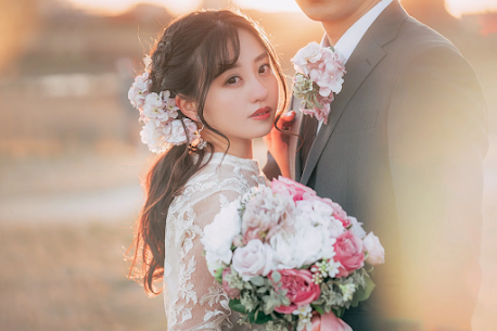 皆さんこんにちは！
IBJメンバーズ新宿西口店です！
 
今回は、男女の恋愛の心理についてお伝えします！！
 
男女で違う「好きのスピード」心理とは？💭
 
婚活でよくある“恋の温度差”。
実は、男女で好きになるまでのペースが違うことが大きな理由です。
 
男性：惚れやすく、気持ちが先行しやすい 💡
 
男性は第一印象や直感から、一気に気持ちが高まる傾向があります。
早い段階で「この人だ」と感じ、恋愛モードに入りやすいのが特徴です。
 
女性：信頼を積み重ねて恋に変わる 🌱
 
女性は、時間をかけて安心感や信頼感を感じてから気持ちが育つタイプ。
見極める時間を大切にするため、ペースはゆっくりです。
 
恋の温度差が生まれる理由 ⚠️
 
・感情の高まり方の違い
・安心の感じ方の違い
・婚活という“結婚前提の環境”
 
温度差を埋めるために 🤝
 
男性：焦らず、言葉より行動で誠実さを伝える
女性：相手の想いを受け止めつつ、自分のペースを正直に伝える
共通：自分に余裕を持つことが、関係を前に進める近道✨
 
一人で悩まず、プロに相談してみませんか？
IBJメンバーズの無料カウンセリングでは、
男女の心理やペースの違いを踏まえた婚活サポートを行っています。
 
まずはお気軽にご相談ください😊
 
無料カウンセリングは、新宿駅西口から徒歩2分。
お気軽にご予約くださいませ。
 
💍理想の結婚を、最短ルートで。
IBJメンバーズ新宿西口店