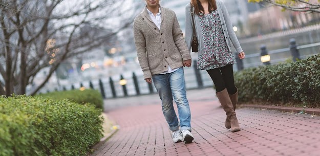 こんにちは！
横浜駅徒歩3分、結婚相談所 IBJメンバーズ横浜店です。
 
今回は、成婚に近づくためのコミュニケーション術についてお伝えします。
成婚を引き寄せる人が実践している“コミュニケーション術”ぜひご参考になさってください。

婚活において「条件」や「第一印象」はもちろん大切です。
しかし、最終的にご縁を決めるのは、実は“コミュニケーションの質”です。
どんなに素敵なプロフィールでも、会話がかみ合わなければ関係は深まりません。

1．「話す」よりも「聴く」を意識する
会話上手な人は、実は“聞き上手”です。相手の話を途中で遮らず、うなずきや相づちを入れながら最後まで聞く。それだけで「この人は自分を大切にしてくれている」という安心感が生まれます。
特にお見合いや初デートでは、自分を良く見せようと話し過ぎてしまう方も少なくありません。
しかし、相手の話に興味を持ち、「それはどういうことですか？」「素敵ですね」と一歩踏み込んだ質問をすることで、自然と会話は広がります。

2．共感の言葉を忘れない
人は“理解されたい”という気持ちを持っています。
「大変でしたね」「それは嬉しいですね」といった共感の一言があるだけで、心の距離はぐっと縮まります。
反対に、すぐにアドバイスをしたり、否定的な意見を述べたりすると、相手は心を閉ざしてしまうこともあります。
まずは共感、その後に自分の意見を伝える。この順番を意識するだけで、印象は大きく変わります。

3．ポジティブな表現を心がける
同じ内容でも、言い方次第で印象は変わります。
「忙しくて時間がない」よりも「仕事が充実しています」
「人見知りなんです」よりも「最初は少し緊張しますが、慣れるとよく話します」
前向きな言葉は、相手に安心感と未来へのイメージを与えます。
結婚は“これから一緒に人生を歩む”相手を探すもの。だからこそ、未来を明るく感じさせる表現が大切です。

4．沈黙を怖がらない
会話が途切れると焦ってしまう方も多いですが、沈黙は必ずしも悪いものではありません。
穏やかな空気の中で共有する静かな時間も、心地よい相性の証です。
無理に話題を探すよりも、「今この時間を一緒に楽しもう」という気持ちでいること。
その余裕が、自然体の魅力につながります。

5．感謝を言葉にする
「今日はありがとうございました」「お話できて嬉しかったです」
この一言が、次につながる大きな一歩になります。
感謝をきちんと伝えられる人は、それだけで誠実な印象を与えます。
交際が進んでからも、「ありがとう」を大切にできる関係は、長く続くご縁へと育っていきます。
婚活は、自分を選んでもらう活動ではなく、「お互いを知り、歩み寄るプロセス」です。
完璧な会話術を身につける必要はありません。大切なのは、相手を尊重し、理解しようとする姿勢です。
小さな心がけの積み重ねが、大きなご縁へとつながります。
 
今日からぜひ、“伝える”だけでなく“心を通わせる”コミュニケーションを意識してみてください。
 
まずは無料カウンセリングから、横浜店でお待ちしております。