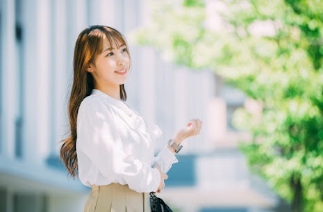 こんにちは^^！！ 【　結婚相談所IBJメンバーズ有楽町店　】です！ ✓まずは、ここからチェック！https://www.loungemembers.com/yurakucho/

本日はハイスペック女性の婚活についてになります。

女性の社会進出多くなり、晩婚化となった世の中…婚活に対しての向き合い方をお伝えいたします。

30代・年収800万。
仕事は順調。
でも、結婚したいのかわからない。

婚活をしていると、ふと立ち止まる瞬間があります。

「そもそも私は、本当に結婚したいんだろうか？」

周りは結婚している。
親も年齢を気にしている。
出産のタイムリミットという言葉も聞こえてくる。

でも――

今の生活は、正直そこまで不満がない。

仕事はやりがいがあるし、収入も安定している。
自分のペースで過ごせる時間もある。
一人で生きていく力も、たぶんある。

それでも、夜ふと不安になる。

このままずっと一人だったら？
病気になったら？
老後は？

婚活は、「結婚したい人」がするものだと思っていた。
でも実際は、

「結婚したほうがいいのかな？」
「後悔しない選択はどっちだろう？」

そんな揺れの中で活動している人も、きっと多い。

自立している女性ほど、迷う

これまで仕事を頑張ってきた女性ほど、こう思いがちです。

自分より年収が低い人とやっていける？

尊敬できないと無理かも

甘え方がわからない

そもそも誰かと暮らす必要ある？

そして気づく。

「私、減点方式になってるかも」

清潔感、会話、将来設計、価値観…。
条件を見ているうちに、心が動かなくなっていく。

いい人はいる。
でも「この人と人生を歩みたい」とまでは思えない。

結婚したいかどうかわからないのは、悪いこと？

実はそれ、とても健全だと思います。

「結婚しなきゃ」と思考停止していない証拠。
「一人でも生きられる」と知っている証拠。

本当に悩むべきなのは、

「結婚したいかどうか」ではなく
「どんな人生なら納得できるか」

かもしれません。

婚活は、“答え合わせ”ではなく“自己理解”

婚活をしていると、自分の本音が見えてきます。

・やっぱり尊敬できる人がいい
・安心感がほしい
・一人の時間は絶対必要
・子どもは必須ではないかもしれない

それに気づくこと自体が、すでに大きな前進。

結婚するかどうかは、最後の結果。
でも婚活は、自分の人生を整理するプロセスでもあります。

年齢という数字に、焦らなくていい

焦りは選択を鈍らせる。

「誰でもいいから」ではなく
「納得できる相手と」か
「一人でも納得できる人生を選ぶか」

どちらを選んでもいい。

大切なのは、“周り”ではなく“自分”が腹落ちしているかどうか。

もしあなたが今、

「結婚したいのかわからない」

そう思っているなら、それは逃げではなく
ちゃんと人生を考えている証拠です。

迷いながらでいい。
答えは、急がなくていい。

婚活は、誰かに選ばれるためではなく、
自分の人生を選び直す時間でもあるのだから。

やってみないと…結婚したいと思う男性と会ってみないとわからないのが婚活ですがそんな中でも私って結婚したいんだとなった方はぜひ、一度IBJ有楽町にお越しください！
一度無料カウンセリングで相談してみてくださいね😌