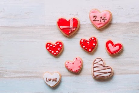 こんにちは！
IBJメンバーズ銀座店です(^^)

今回は、「マッチングアプリのメリットvsデメリット」についてお話します。

近年、恋人探しや結婚相手との出会いの方法として「マッチングアプリ」が一般的になってきました。スマートフォン一つで気軽に始められる一方で、メリットだけでなく注意すべき点もあります！

★マッチングアプリのメリット

・出会いの数が圧倒的に多い
日常生活では出会える人数に限界がありますが、マッチングアプリでは年齢・居住地・趣味などの条件で相手を探すことができます。

・自分のペースで恋活・婚活ができる
仕事やプライベートが忙しくても、空いた時間にメッセージを送ったりプロフィールを確認したりできます。時間や場所に縛られないため、効率的に出会いを探せます。

・気軽に始めやすい
最初はメッセージからやり取りが始まるため、対面で話すのが苦手な人でもコミュニケーションを取りやすいというメリットがあります。

★マッチングアプリのデメリット

・相手の情報が完全に正しいとは限らない
プロフィールは自己申告が多いため、年齢・職業・写真などが実際と異なるケースもあります。

・真剣度に差がある
恋人や結婚相手を真剣に探している人もいれば、友達探しや他の目的で利用している人もいます。目的の違いによるミスマッチが起こることも…。

・メッセージのやり取りに時間がかかる
多くの人とやり取りをすると、返信や会話の継続に疲れてしまうこともあります。いわゆる「マッチングアプリ疲れ」を感じる人も少なくありません。

いかがでしょうか？

もし少しでも、いまの婚活方法に疑問がございましたら、IBJメンバーズ銀座店へお越しください！

まずはお気軽なご相談の 銀座店来店予約はこちらから↓↓