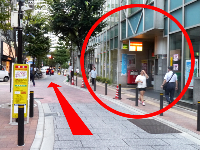 100mほど直進すると、右手に「新宿郵便局」が見えてきます。