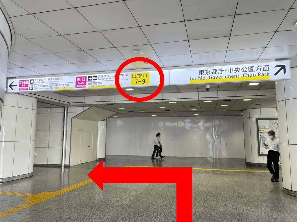 地下ロータリーを標識に従いお進みいただくと、「7-9番出口」の標識が見えます。標識が見えたら、左に曲がります。