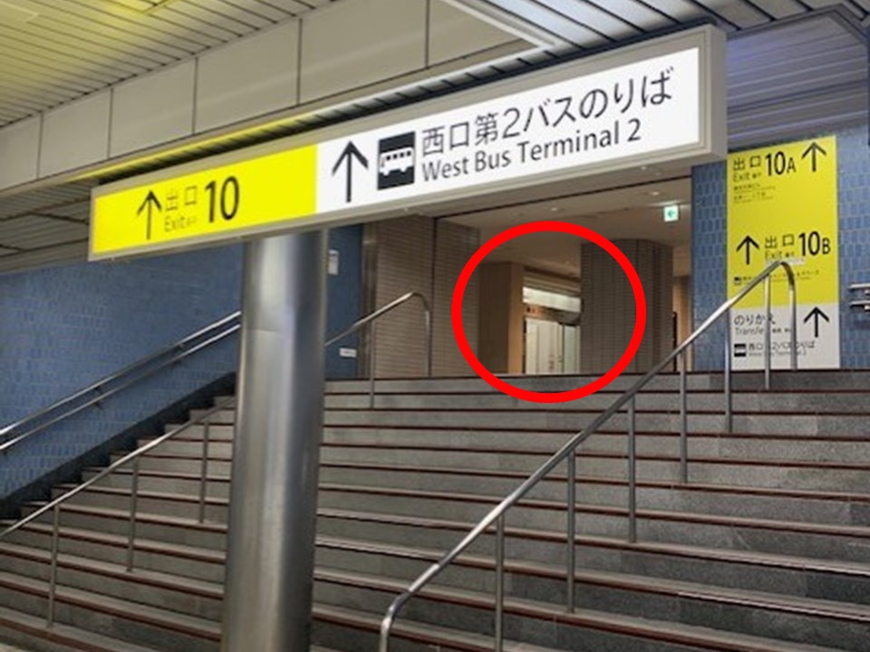 階段奥に横浜ファーストビル入り口が見えますので、入り口に向かいます。
