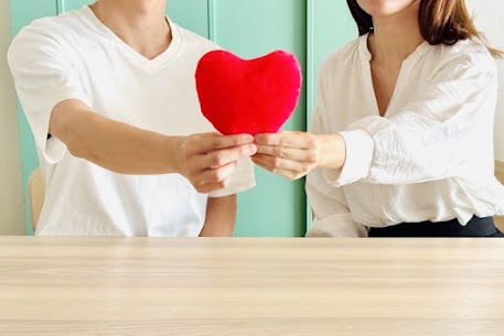 みなさま、こんにちは！ 
 博多駅から徒歩2分、結婚相談所IBJメンバーズ福岡店です。 


交際⇒結婚を決断する上で≪価値観≫ってとても大切ですよね！

価値観が似ているかどうか確認する方法のひとつに、
【映画やテレビドラマを観た後に、その内容についてじっくり話し合うこと】があるようです。

ドラマの登場人物がしたことについて
「何故そんなことをしたのか」「自分だったらこうするけど」と、
一時間以上真剣に話し合ってみてください(｀・ω・´)ゞ

大切なことは【理由を尋ねること】。

例えば「電車の中で席を譲る理由、または譲らない理由」を聞いた時、

◇譲る理由は
「お年寄りには譲るのが当たり前だから」「辛そうに見えたから」「親切にしたいから」など、

◇譲らない理由は
「自分が具合が悪いから」「譲られたら、かえって相手が傷つくかもしれないから」
「目立つことをして変な人と思われたくないから」など、様々な答えが出てくると思います。

行動は「譲る」「譲らない」のどちらかですが、
それぞれ同じ行動をとっていたとしても、その理由は全く違うかもしれないのです＞＜

行動だけを見ても価値観を推しはかることはできません。。
将来のパートナーになるかもしれない人が、
期待する理想の行動をとっていても、価値観が一緒だとは限らないのです。

実際に具体的な例を挙げて話し合ってみて、
確認するよう意識すると良いと思います(^^)

結婚を決断する上で大切な≪価値観≫を
どうやって見ていったらいいかわからないということであれば
ぜひ無料相談にお越しくださいね

詳細より無料カウンセリングご予約をお待ちしております。

ーーーーーーーーーーーーーーーーーー
博多駅からすぐ♪博多バスターミナル9階☆彡♡
ご自宅でご契約～お見合いもデートも可♡
結婚相談所 福岡＆婚活のご相談と言えば、
【業界最大級の会員・婚約までサポート】の結婚相談所ＩＢＪメンバーズ福岡店へご依頼ください＾＾
ーーーーーーーーーーーーーーーーーーー