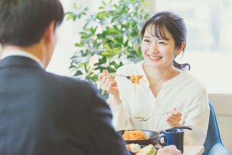 こんにちは🌻
【結婚相談所IBJメンバーズ東京店】です！

今回は相談所を始める事前準備についてです！
いざ、やろうと思っても何からスタートすればいいか分からないという方は是非参考にしてください！

「見た目・内面・条件・行動計画」の4本柱で進めるとスムーズです。

1. 見た目の準備

プロフィール写真用の服装
男性：清潔感重視（シンプルでサイズ感の合ったスーツやジャケット）
女性：明るい色のワンピースやブラウス＋スカート、自然なヘアメイク

美容・身だしなみ
髪・肌・爪・靴・眼鏡など細部まで整える
写真撮影はプロに依頼すると印象UP

笑顔の練習
鏡やスマホで自然な笑顔をチェック

2. 内面の準備

自己分析
性格・価値観・生活スタイル・趣味・結婚観を明文化

理想条件の優先順位
年齢・地域・性格・価値観など、絶対条件と希望条件を分ける

会話の引き出し作り
時事ネタや趣味、相手に質問できるテーマを用意

3. 条件面の準備

必要書類（相談所や婚活サービスで必須の場合）

身分証明書（運転免許証、マイナンバーカードなど）

独身証明書

住民票

卒業証明書

資格証明書（国家資格・免許など）

収入証明（源泉徴収票や確定申告書）

資金計画
婚活費用・デート費用・将来の結婚資金の準備

4. 行動計画

活動スケジュールを決める
週に何件お見合いするか、何人と同時進行するか

活動場所の選定
婚活アプリ・結婚相談所・婚活パーティーなどの使い分け

目標設定
例：半年以内に交際、1年以内に婚約

💡 ポイント
婚活は「準備8割・行動2割」で結果が変わります。
特にプロフィール写真と自己紹介文は、第一印象を大きく左右するので力を入れるのがおすすめです。

【本気の人だけの、IBJメンバーズ】
 
まずはお気軽なご相談の
東京店来店予約はこちらから↓↓
https://www.loungemembers.com/tokyo/
 
【東京都での婚活なら結婚相談所 IBJメンバーズ東京店】
東京駅八重洲北口から徒歩3分とアクセスのしやすさが特徴です。
東京都で婚活するなら、東京都中央区にある結婚相談所IBJメンバーズ東京店へ。