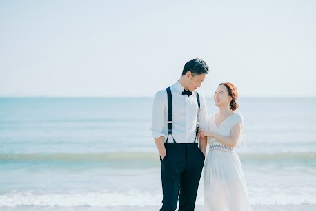 こんにちは★
【結婚相談所IBJメンバーズ東京店】です！
 
いよいよ9月に突入！
まだ暑い日は続きそうですが、夕暮れの涼しさで、少しずつ秋が近づいてくる気配を感じますね🍁

今回は婚活で役立ちそうな"心理テクニック"を4つご紹介します♪

①単純接触効果
　- 接する回数が増えれば増えるほど、その人に対する印象が良くなり、興味が高まる

一番簡単な方法は「相手と会う回数を増やす」ことです！
長時間のデートよりも、短時間のご飯デートをおススメします♪

②ミラーリング効果
　- 相手の表情や行動を真似することで、相手との親近感がわき、心理的距離が近づく

ぜひデートのときには、相手の話すスピードや仕草、口癖を真似してみてください！

③自己開示の法則
　- 自分のことを話してくれる人には信頼感を抱き、心を開きやすくなる

初デートって緊張しますよね…。
ですがそんな時こそ、自分の性格や経験などを少しずつでも話してみると、相手との距離が近づくかもしれません。

④好意の返報性
　- 相手から「好き」という気持ちを伝えられると、自分も同様に「好き」という気持ちを返したくなる

「笑顔で接すること」「リアクションを取ること」「小さなことでも褒めること」。
これらを意識すると、相手が「自分に関心を持ってくれる」と感じやすくなり、関係を前に進めやすくなります♪

いかがでしたでしょうか？
皆様の婚活に、少しでもお役に立てたら嬉しいです♪

素敵なご縁が見つかりますように…♡
 
【本気の人だけの、IBJメンバーズ】
 
まずはお気軽なご相談の
東京店来店予約はこちらから↓↓
https://www.loungemembers.com/tokyo/
 
【⭐IBJのおすすめ動画もご紹介させていただきます⭐】
結婚相談所で活動をするのに一番大事なこととは？
https://www.youtube.com/watch?v=dHnL7PsbZQc&t=52s
 
【東京都での婚活なら結婚相談所 IBJメンバーズ東京店】
 
東京都で婚活するなら、東京都中央区にある結婚相談所IBJメンバーズ東京店へ。
東京駅八重洲北口から徒歩3分とアクセスのしやすさが特徴です。
本気で結婚したいと思ったら、結婚相談所IBJメンバーズ東京店。