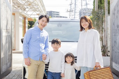 こんにちは★
【結婚相談所IBJメンバーズ東京店】です!
お客様とお話をしていると良く話にあがるのが
「自分が結婚したいかどうかわからない」
というご意見です!
今回はこの問題を見える化したいと思いチェックリストを作りましたので参考にしてください✨
🔎 結婚したいかどうか自己診断チェックリスト
① 一緒に過ごす未来を想像できる?
□ 休日や旅行を誰かと過ごしたいと思う
□ 老後に一人でいるより、誰かと一緒にいたい
□ 家事や生活をシェアしたい
② 結婚による安心感を求めている?
□ 法的に家族として守られる安心感が欲しい
□ 経済的にパートナーと支え合いたい
□ 「自分の居場所」として家庭を持ちたい
③ 自由と責任のバランスをどう感じる?
□ 自由な一人時間は減ってもいいと思える
□ 相手の家族や親戚との付き合いも受け入れられる
□ パートナーに責任を持つことを重荷に感じない
④ 子どもやライフプランの希望は?
□ 子どもを持ちたいと思う
□ 子育てや教育を一緒に楽しみたい
□ 自分の老後の世代をつなげたい気持ちがある
⑤ 今の気持ちに一番近いのは?
□ 今すぐ結婚したい
□ 良い相手がいれば結婚したい
□ 恋愛やパートナーは欲しいけど結婚はわからない
□ 一人で生きる未来を選んでもいいと思う
(全体で 15問 あります)
10個以上チェック
→ 結婚願望は強め。結婚生活を前向きに考えてよさそう。
7〜9個チェック
→ 「相手やタイミング次第で結婚したい」タイプ。
4〜6個チェック
→ パートナーは欲しいけど「結婚制度」にまだ迷いあり。
3個以下
→ 今は「結婚より自分の自由や生活重視」の傾向。
いかがでしょうか!
もし、相談会興味がございましたらいつでもご予約お待ちしております✨
【本気の人だけの、IBJメンバーズ】
 
まずはお気軽なご相談の
東京店来店予約はこちらから↓↓
https://www.loungemembers.com/tokyo/
 
【⭐IBJのおすすめ動画もご紹介させていただきます⭐】
結婚相談所で活動をするのに一番大事なこととは?
https://www.youtube.com/watch?v=dHnL7PsbZQc&t=52s
 
【東京都での婚活なら結婚相談所 IBJメンバーズ東京店】
 
東京都で婚活するなら、東京都中央区にある結婚相談所IBJメンバーズ東京店へ。
東京駅八重洲北口から徒歩3分とアクセスのしやすさが特徴です。
本気で結婚したいと思ったら、結婚相談所IBJメンバーズ東京店。