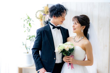 こんにちは★
【結婚相談所IBJメンバーズ東京店】です!
 
10月が始まり、2025年も残すところ3ヶ月となりました…!!
さて、本日は相談会に来られたお客様から聞いた「理想の夫婦像」を3つご紹介します!
①何年経っても仲良しな夫婦
→いつも笑顔で一緒に過ごせる夫婦って憧れますよね♪
そのためには、「コミュニケーションの機会を取る」ことがとても大切です。
長く一緒にいるからこそ、ついつい感謝の気持ちを忘れてしまいますが、小さなことにも「ありがとう」を伝えられる二人でいたいですね。
②お互いを思いやる気持ちを忘れない夫婦
→お互いを思いやる"って具体的にどんなことをイメージしますか?
例えば、【相手の立場に立って考え、行動する】ことが挙げられます。
「○○がこれ好きって言ってたから、買って帰ろうかな」
「体調が悪そうだったから、今日は代わりに自分が料理を作ろう!」
何年、何十年経っても互いを支え合える夫婦って、とても素敵ですね。
③干渉しすぎず自立した夫婦
→最近、お客様の理想のお相手でよく聞く「自立した人」という言葉。
詳しく聞いてみると、"感情のコントロールができる""一人の時間を大事にできる""自分の価値観や意見を大事にできる"方だそう。
お互いを尊重し、適度な距離感を保てる二人であれば穏やかな関係を築くことができるのかもしれないですね。
いかがでしたでしょうか。
人それぞれに様々な理想の夫婦像があると思いますが、これからの人生を長く一緒に過ごすならこの価値観も大事にしたいポイント!
そのためには、ご自身の理想の夫婦像もイメージすることが大切です♪
もし「イメージがなかなかつかない…」などでお困りの方がいらっしゃれば、是非無料相談に足を運んでみてください!
私たちと一緒に将来の姿を考えてみませんか?
 
 
【本気の人だけの、IBJメンバーズ】
 
まずはお気軽なご相談の
東京店来店予約はこちらから↓↓
https://www.loungemembers.com/tokyo/
 
【⭐IBJのおすすめ動画もご紹介させていただきます⭐】
結婚相談所で活動をするのに一番大事なこととは?
https://www.youtube.com/watch?v=dHnL7PsbZQc&t=52s
 
【東京都での婚活なら結婚相談所 IBJメンバーズ東京店】
 
東京都で婚活するなら、東京都中央区にある結婚相談所IBJメンバーズ東京店へ。
東京駅八重洲北口から徒歩3分とアクセスのしやすさが特徴です。
本気で結婚したいと思ったら、結婚相談所IBJメンバーズ東京店。