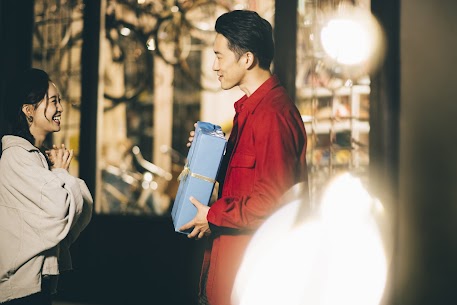 こんにちは🎄
【結婚相談所IBJメンバーズ東京店】です！
 
いよいよ来週はクリスマス本番！
皆様予定は決まりましたか？

今回は男女それぞれで、《喜ばれるプレゼント》をご紹介します♪

【男性👨】
１.ファッション小物（マフラーや財布など）
　これぞ冬の定番ギフト！
　バッグや財布などはプライベートだけでなくビジネスシーンでも大活躍！
　素材やデザインにこだわったものを贈ると喜ばれる‥‥かも♪

2.日用品・消耗品
　普段選ばないようなちょっと高価なアイテムを贈るのがおすすめ！
　ハンカチや靴下などもいいですが、寒くなってきた季節だからこそ、
　タンブラーを贈ってみるのはいかがでしょうか？

3.リラックスグッズ
　いつも仕事を頑張る男性に"ホッ"と一息つけるアイテムを♪
　最近だと、機能性パジャマが人気のよう！
　他にもルームフレグランスや入浴剤なども喜ばれるアイテムの一つです！

【女性👩】
1.コスメやコフレ
　これぞ王道のプレゼント！
　スキンケアアイテムからクリスマス限定のコフレなど、心華やぐアイテムがたくさん
　特別なプレゼントを贈ってみては♡

2.アクセサリー・雑貨
　華やかさと実用性を備えたアイテムがおススメ！
　そのアイテムを身に付けるだけで、贈った相手を思いだしてもらえそう♪
　今年のトレンドのデザインは"立体感"と"存在感"のあるデザインです＾＾

3.スイーツ・ドリンク
　味だけでなく、見た目も楽しめる贈り物♪幅広い年代の女性から喜ばれます！
　季節限定のフレーバーやオシャレなデザインの入れ物のスイーツなど…。
　贈った側ももらった側も一緒に食べて、楽しんでみるのも有りですね♪

大人になっても、誰かからもらうプレゼントは嬉しいもの♪
今年は大切なあの人に特別な贈り物をしてみませんか？
 
【本気の人だけの、IBJメンバーズ】
 
まずはお気軽なご相談の
東京店来店予約はこちらから↓↓
https://www.loungemembers.com/tokyo/
 
【⭐IBJのおすすめ動画もご紹介させていただきます⭐】
結婚相談所で活動をするのに一番大事なこととは？
https://www.youtube.com/watch?v=dHnL7PsbZQc&t=52s
 
【東京都での婚活なら結婚相談所 IBJメンバーズ東京店】
東京駅八重洲北口から徒歩3分とアクセスのしやすさが特徴です。
東京都で婚活するなら、東京都中央区にある結婚相談所IBJメンバーズ東京店へ。