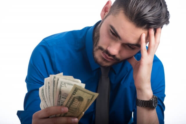 年収600万以上の男性は、年齢が若いほど少ない