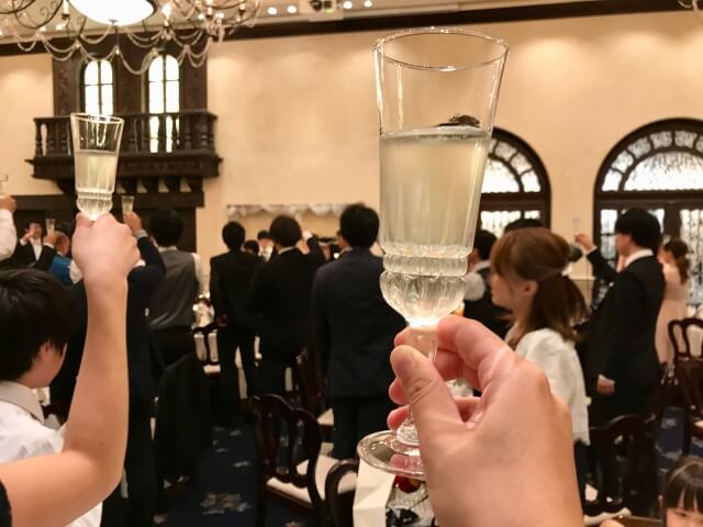 男性側が年収700万以上の条件がある婚活パーティーに参加する