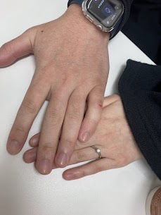こんにちは。
結婚相談所IBJメンバーズ京都店です!!

お盆が明け、間もなく9月。
時の流れは速いですね・・・・！


皆さんの婚活は進んでおりますか♪


さて。婚活でよく耳にする「理想を下げなさい」という言葉。
でも本当は、“理想を下げる”必要なんてありません。

本当に大事なのは、「自分に見合う妥当なお相手を正しく判断すること」なんです。


成婚していく方々は、決して「理想を下げた」わけではありません。
彼らは、「自分にとって無理のない相手」「一緒に歩んでいける相手」を見極める力を持っています。
婚活はスペック競争ではなく、“生活を共にできる相性”を見抜く作業なんです。


もし今頑張っていても、「いい人がいない」と感じているなら、
それは出会いが足りないのではなく、“見方”がずれているのかもしれません。
理想を下げる必要はありません。
ただ、「自分に見合う妥当なお相手」をきちんと判断できる目を養うこと。
それこそが、婚活成功の一番の近道です。


一緒にその目を養う方法を探しませんか。

 ぜひ一度、お話だけでもIBJメンバーズ京都店に聞きに来てくださいね。 


♡ご自宅でご契約～お見合いもデートも可♡ IBJメンバーズ｜結婚相談所IBJメンバーズ 京都駅徒歩3分。成婚率50.5％の結婚相談所IBJメンバーズ京都店で本気の婚活をしませんか。 婚活するなら結婚相談所IBJメンバーズ京都店へお越しください。
