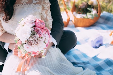 こんにちは。
結婚相談所IBJメンバーズ京都店です(*^^*)

いよいよ明日から9月ですね！
まだまだ残暑は続きますが、季節の変わり目は気持ちを切り替えるチャンス♡

婚活をしていると、「どんな人と出会えるんだろう？」、「自分に合う人っているのかな…」 と不安になることもありますよね。
結婚はお互いが「この人と一緒にいたい！」って思える関係で成立します。
じゃあどうしたら「選ばれる人」になれるのか？

今回は今日からでもできちゃう簡単なポイントをまとめました(^^) 

・・・・・・・・・・・・・・・・

①笑顔とあいさつ
第一印象は笑顔で決まる！ 笑顔と元気なあいさつだけで、「また会いたいな」と思ってもらいやすくなります。
少しオーバーかな？と思うくらいの笑顔が、実は効果大です。

②相手に興味を持つ
自分の話ばかりになっていませんか？
「仕事はどんな感じ？」、「休日は何してるの？」 こういう質問を自然にできると、相手も話しやすくなりますし、好印象に繋がります。

③清潔感を意識する
ブランドよりも大切なのは清潔感！
しわのない服、髪や爪のケア、相手が「一緒にいて心地いいな」と思える工夫を意識しましょう。

④感謝の言葉を忘れない
デート後の「ありがとう」はもちろん、 「今日会えて嬉しかった！」、「時間作ってくれてありがとう」こういう一言で、相手に大切にされているなと思ってもらえます。

⑤素直さが大事
無理に飾るより、自然体の自分で。
ちょっとした自分の気持ちや意見をちゃんと伝えられる人のほうが、安心感があります。

・・・・・・・・・・・・・・・・

選ばれる人になるために特別なスキルは必要ありません。ちょっとした心がけで、印象はぐっと良くなります✨
婚活は「相手を探す旅」でもあり、「自分を磨く時間」でもあります。
あなたが自然体で輝けば、きっと素敵なご縁も見つかりますよ。

IBJメンバーズ京都店で、あなたらしい出会いを見つけていきませんか？
ぜひお気軽にお話しだけでも聞きに来てくださいね。


♡ご自宅でご契約～お見合いもデートも可♡ IBJメンバーズ｜結婚相談所IBJメンバーズ 京都駅徒歩3分。成婚率50.5％の結婚相談所IBJメンバーズ京都店で本気の婚活をしませんか。 婚活するなら結婚相談所IBJメンバーズ京都店へお越しください。