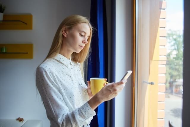 連絡のやり取りで疲れている女性は、やり取りする人数を絞る