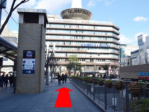 京都タワービルに向かって、直進してください。