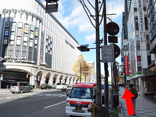ヨドバシカメラを左手に、直進してください。