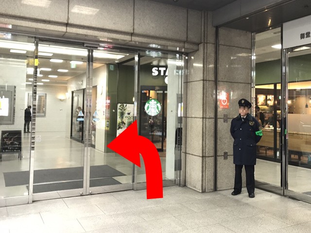 御堂筋グランドビルの地下入り口の自動ドアを通り、左にあるエスカレーターへお進みください。