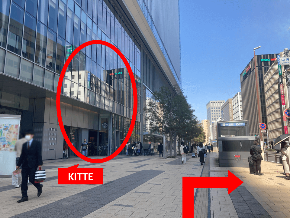 しばらく直進し、信号を渡ると左手に「KITTE」が見えてきます。