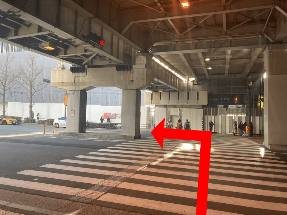 直進したら横断歩道を渡り左に曲がってください。50ｍほど進むと、「ヒルトンプラザウエスト」が見えてきます。