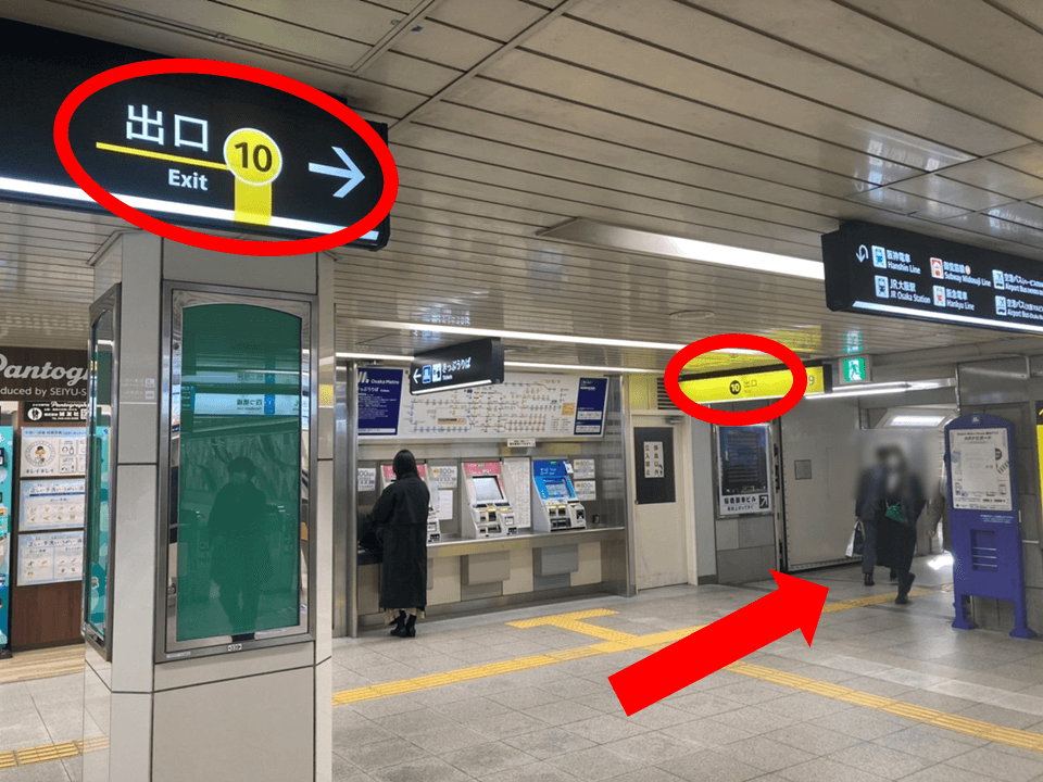 西梅田駅「南改札」を出て10番出口に向かいます。階段を上がり10番出口を出たら、背中側(四ツ橋筋方面）へお進みください。